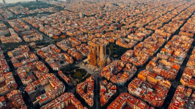 Acheteur étranger consultant des documents avant d’acheter un logement à Barcelone