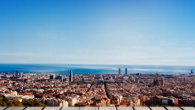 Calle de Barcelona con fachadas de pisos para ilustrar la compraventa en doce pasos